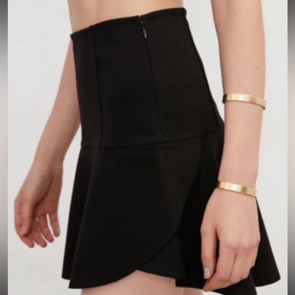 silence + noise Dresses & Skirts - NWT Size 4 Urban Outfitters Teigan Silence and Noise Ponte Flounce Skirt